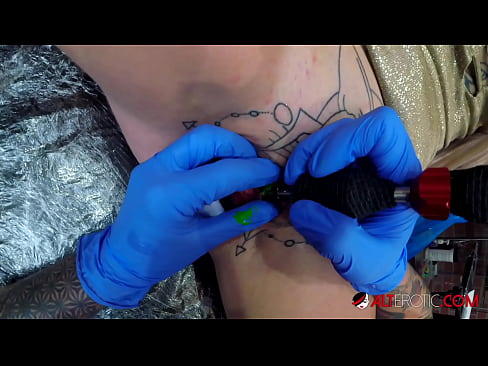 ❤️ Musikana ane nyora zvakanyanya Sully Savage akawana tattoo pa clitoris yake Zvinyadzisira zvekumba ❌️❤